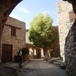 Door een tunnel onder een bastion kom je Spinalonga binnen