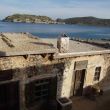 Het eiland Spinalonga gezien vanaf de filmset in Plaka