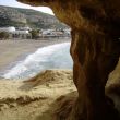 Uitzicht vanuit een grot over het strand en het dorpje Matala