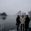 Ans met Wiebe en Marina bij de aanlegplaats van het voetveer Loevestein-Woudrichem