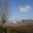 Op hoge snelheid vaart De Twaalf van Rijkswaterstaat voorbij de Struikwaard