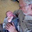 Opa Tom met Thijs Thomas, zijn eerste kleinkind, in het AMC