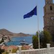 Chalki.  Uitzicht vanaf het gemeentehuis met Europese vlag. In het midden Dulce aan de steiger