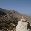 Chalki. Opgestapelde stenen tonen de het pad naar het Hospitaalridderfort boven Palio Chorio