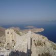 Chalki. het Hospitaalridderskasteel bij Palio Chorio. Rhodos in de verte