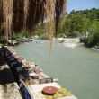 Saklikent. We drinken koffie op een terrasje boven de rivier aan het begin van de kloof