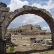 Tlos. Gezicht vanaf  Romeinse hallengebouw over het stadion op agora c.q. latere Ottomaanse burcht.