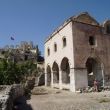 Kayaköy. Orthodoxe kerk in het verlaten dorp Levissi. Links wappert cynisch een Turkse vlag