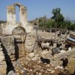 De enige boer op het eilandje Tersane gebruikt de ruïne van de Byzantijnse kerk als stal