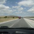 De autosnelweg over de eindeloze steppe van Anatolië na Konya