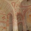 Göreme. Oker muurschilderingen in vroegchristelijke St Barbara kapel