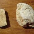 De trofeeën. Links het fragment met Griekse letters, rechts de steen met kristallen (linkerkant
