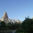 Love Valley, Cappadocië. Rotspiramide met bovenin Hittietisch rotsgraf