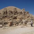 Mount Nemrut, oostelijk terras. De hoofden liggen op de grond. Op de achtergrond de tumulus