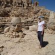 Nemrut, oostelijk terras. Ans bij de hoofden van Zeus (links) en Apollo