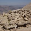 Nemrut. Overzichtsfoto van het westelijk terras. Rechts de voet van de tumulus