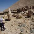 Nemrut , westelijk terras. Ans bij de hoofden van Antiochus I en Tychè