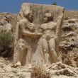 Arsameia. Detail van vorige foto. Koning Antiochus I en de god Heracles geven elkaar de hand