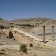 Cendere. Romeinse brug. De ene pilaar links in de verte is gewijd aan keizer Caracalla