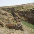 Ani. Het Klooster van de Maagden aan de grensrivier. Rechts is Armenië