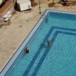 Ans en Diana in het zwembad van Hotel Harran. Foto uit het raam van onze kamer