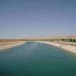 Euphraat-water vloeit door grote kanalen van de Atatürk stuwdam naar de regio Harran