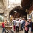 Aleppo. Achter de poort ligt de souq, op weg naar het hotel