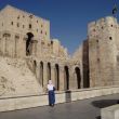 Voor de enorme citadel van Aleppo