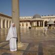 Ans gepast gekleed in de hof van de Umayyad Moskee in Aleppo