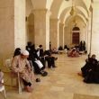 Ded vrouwenafdeling (achter de mannen) hoort de preek aan in de Umayyad Moskee in Aleppo