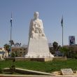 Standbeeld van Assad in Raqqa. Rechts het portret van zijn zoon Bashir, nu president