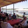 In Raqqa lunchen we in een restaurant aan de oever van de Euphraat