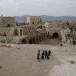 Krak des Chevaliers. Gesluierde vrouwen op de binnenplaats