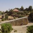 Baalbek. Deze enorme Romeinse monolith lag onder een vuilnisbelt