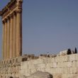 Baalbek. resten van de gigantische Jupiter-tempel. Rechts vrouwen in chador op de rand