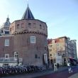 Ans op de stoep van d Schreierstoren in Amsterdam, waar zeekaarten- en boekhandel L.J. Harri in zit