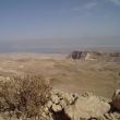 Gezicht op de Dode Zee. Rechts op de tafelberg het Masada complex