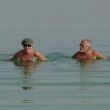 Baden in de Dode Zee. Je kan je niet dieper in het water forceren