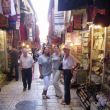 In de souq van oud-Jeruzalem: vlnr Vanessa, Tessa en Ans