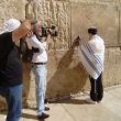 Jeruzalem. Taferel bij de Klaagmuur. De biddende jongen draagt een gebedsriem