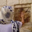 Jeruzalem, Via Dolorosa. Heilige steen in de muur bij de 8e statie