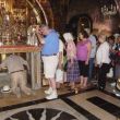 Jeruzalem, Heilige Graf Kerk. Mensen kussen de rots van Golgatha