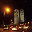 Files en wolkenkrabbers bij het verlaten van Tel Aviv