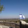 Demarcatielijn Golan. In de verte de spookstad Quneitra, rechts kamp van UNDOF, wijngaarden ertussen