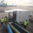 Na de screening in Tel Aviv worden onze koffers op Schiphol naast het vliegtuig opnieuw gescand