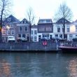 Havendijk. De lantaarns spiegelen in het water. Ook bij ons is het licht nog aan