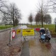 Met Caelan op Buiten de Waterpoort. Waarschuwing voor hoog water op het parkeerterrein