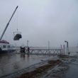 Buiten de Waterpoort. Rivierschip hijst auto aan boord. De kade staat bijna onder water