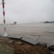 Buiten de Waterpoort. Het water staat aan de stenen met het gedicht van Ida Gerhardt