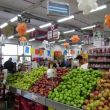 Boodschappen in een supermarkt in Askelon. In het midden Ans